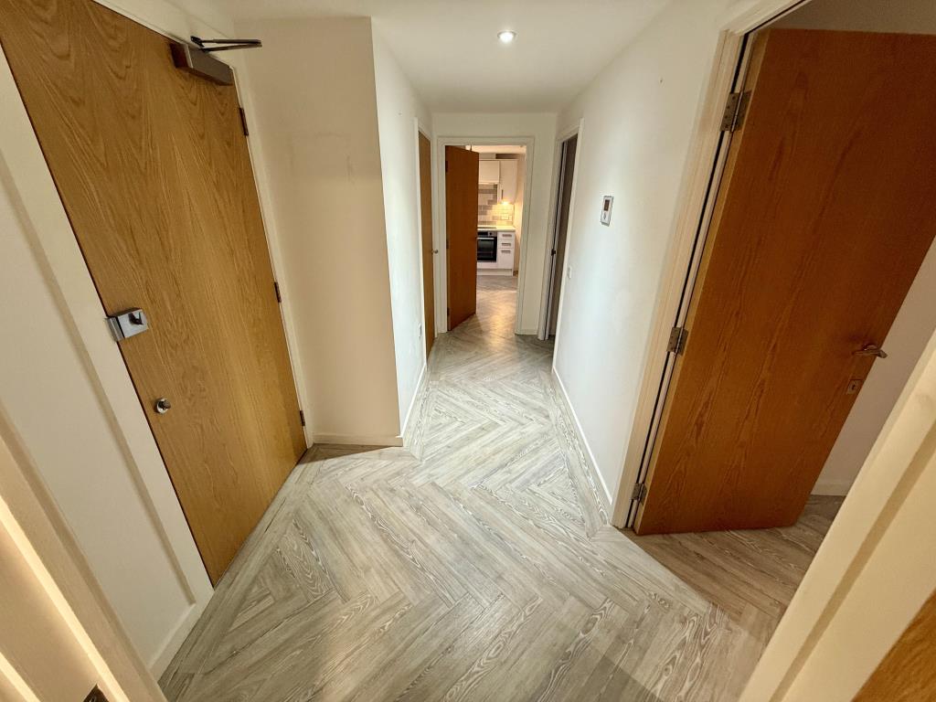 Lot: 85 - WELL PRESENTED TWO-BEDROOM FLAT - Hallway